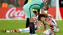 Pemain Portugal, Pepe, menghibur pemain Kroasia yang juga rekannya di Real Madrid, Luka Modric, pada laga 16 besar Piala Eropa 2016 di Stade Bollaert-Delelis, Lens, Minggu (26/6/2016) dini hari WIB. (Reuters/Gonzalo Fuentes)