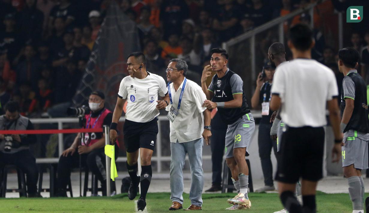 Ekspresi marah pelatih Persebaya Surabaya, Aji Santoso (dua kiri), saat melakukan protes kepada asisten wasit dalam pertandingan pekan kelima BRI Liga 1 2023/2024 melawan Persija Jakarta yang berlangsung di SUGBK, Jakarta, Minggu (31/7/2023). (Bola.com/Ikhwan Yanuar)