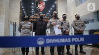 Kepala Divisi Humas Polri, Irjen Pol Dedi Prasetyo (kanan) bersama Dirtipidum Bareskrim Polri Brigjen Andi Rian Djajadi memberikan keterangan dalam konferensi pers, di Mabes Polri, Jakarta, Rabu (3/8/2022). Polisi menetapkan ajudan Kadiv Propam Polri nonaktif Irjen Pol Ferdy Sambo, Bharada E sebagai tersangka terkait kasus kematian Brigadir J. (FOTO: Dok. Istimewa)