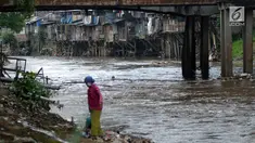 Deretan pemukiman padat di bantaran kali Ciliwung di sekitar kawasan Manggarai, Jakarta, Jumat (6/4). Pemprov DKI Jakarta akan terus berupaya merelokasi warga yang tinggal di bantaran Sungai Ciliwung. (Liputan6.com/Helmi Fithriansyah)