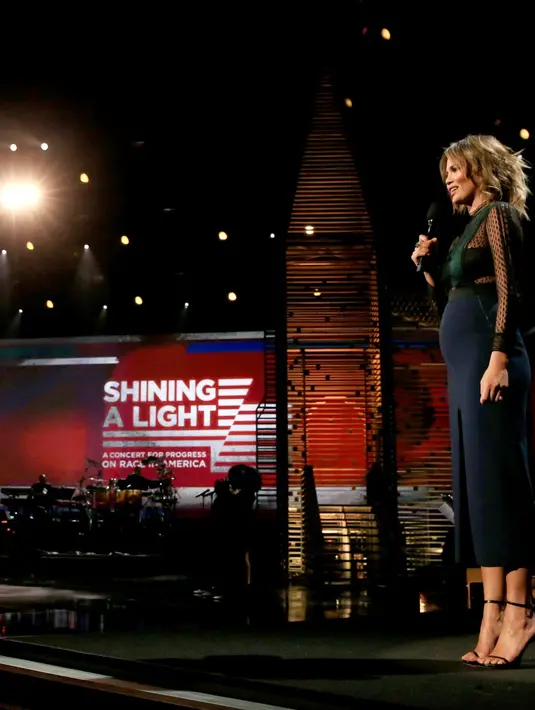 Tak seperti ibu hamil lainnya yang menghawatirkan dan menjaga penampilan agar kehamilannya aman, Chrissy taigen terlihat tetap mengenakan high heels tanpa khawatir. (AFP/Bintang.com)