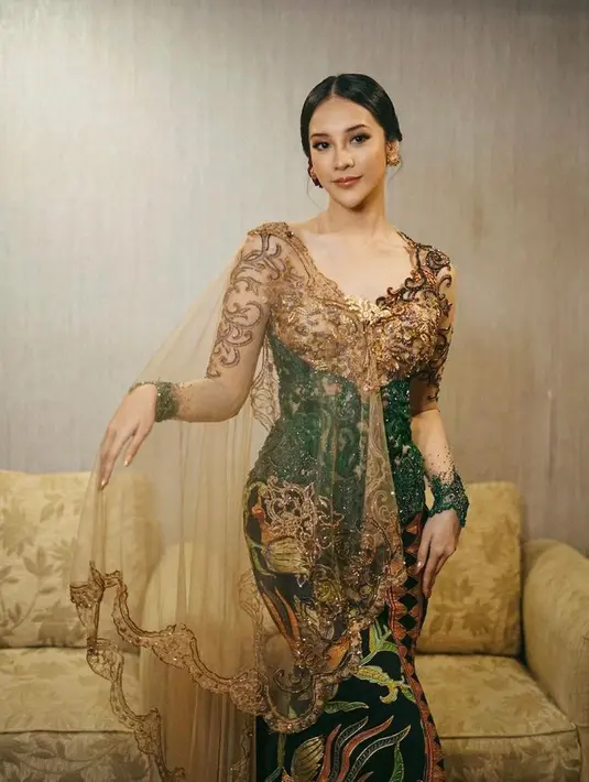 Jadi juri, artis cantik Anya Geraldine tampil cantik dan elegan berbalut kebaya nuansa emas-dan hijau rancangan Anne Avantie, lengkap dengan rambut yang disanggul dan diberi hiasan bunga mawar merah bak seorang putri dari Jawa. (Instagram/anyageraldine).