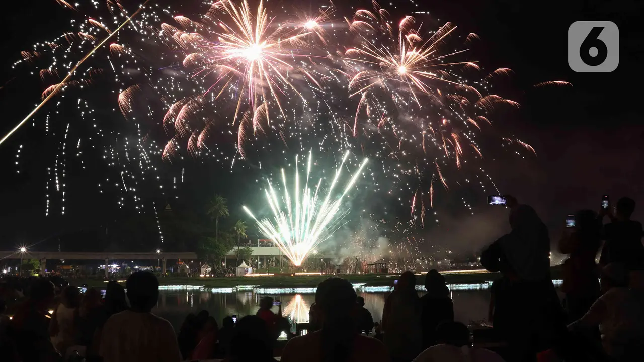 Pesta Kembang Api Meriahkan Malam Tahun Baru 2023 di TMII