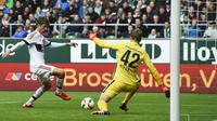 TUNGGAL - Gol tunggal Thomas Mueller sukses memberikan kemenangan 1-0 Bayern Muenchen atas Werder Bremen, Sabtu (17/10/2015) malam WIB. (AFP/TOBIAS SCHWARZ).