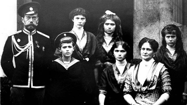 Tsar Nicholas II bersama anak perempuan dan laki-lakinya (AP)