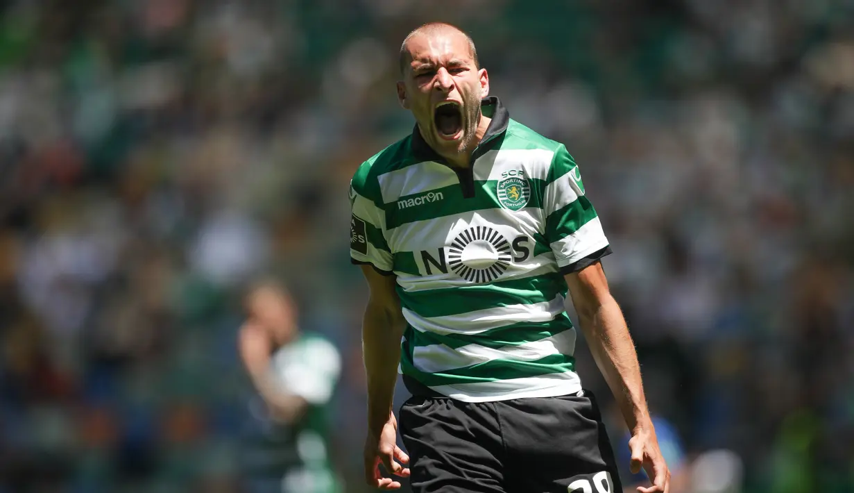 Pemain Sporting, Bas Dost merayakan gol saat berlaga pada Liga Portugal di Alvalade stadium, Lisbon (7/5/2017). Bas mencetak  24 gol - 68 poin. (EPA/Mario Cruz)