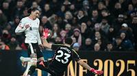 Kiper Aston Villa, Emiliano Martinez (kanan), menekel striker Liverpool, Darwin Nunez, pada laga lanjutan Liga Inggris 2025/2026, di Villa Park, Kamis (20/2/2025). (Paul Ellis/AFP)