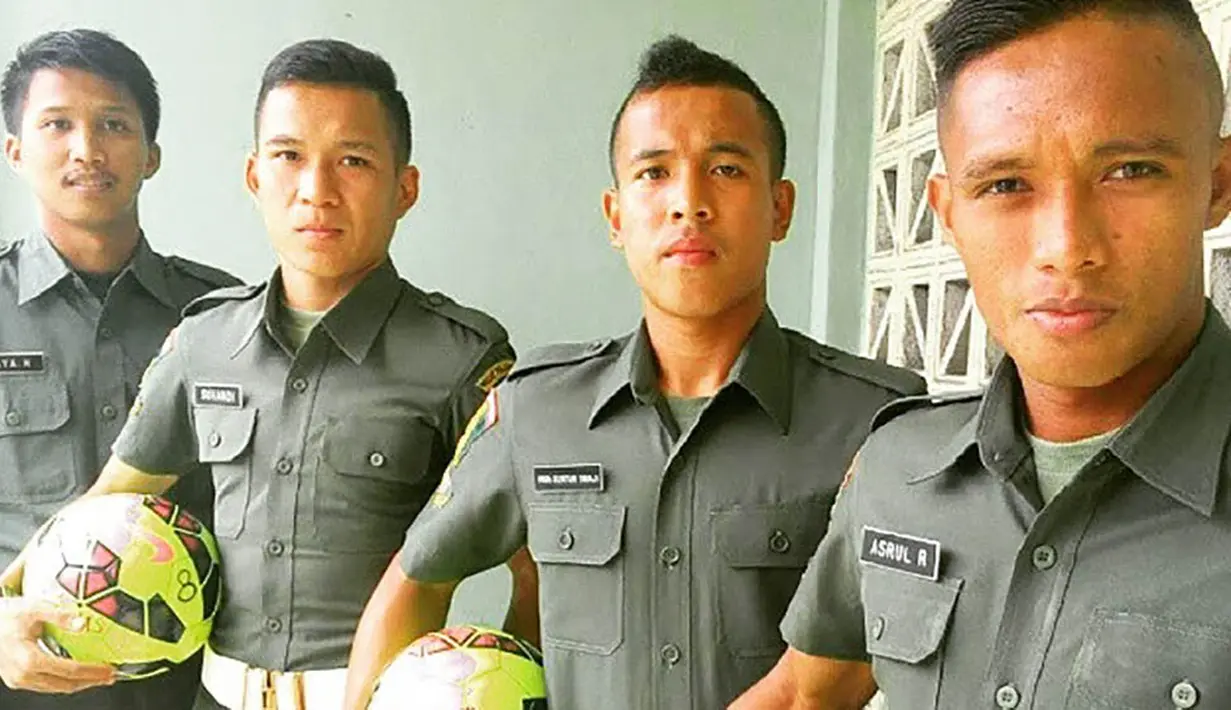 Para punggawa PS TNI, berpose menggunakan seragam tak lupa memegang bola. (Instagram)