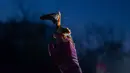 Seorang wanita membantu kelelawar yang diselamatkan untuk kembali terbang saat upacara pengembalian kelelawar ke alam liar di Kyiv, Ukraina, Sabtu 4 April 2026. Ukrainian Bat Rehabilitation Center menggelar upacara pengembalian kelelawar ke alam liar. (AP Photo/Dan Bashakov)