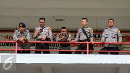 Personil kepolisian berjaga di sekitar Stadion GBK Jakarta, Minggu (3/4/2016). Jelang laga final Piala Bhayangkara 2016, 11.000 personil gabungan disiagakan di kawasan Stadion Gelora Bung Karno. (Liputan6.com/Helmi Fithriansyah)