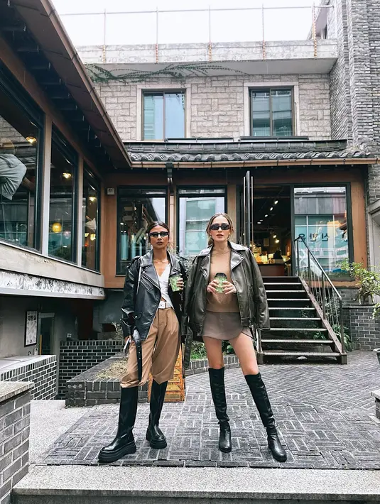 Yasmine Wildblood tampil kece padukan rok mini cokelat tua dengan atasan long sleeve cokelat muda [@yaswildblood]