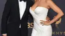 Aktris Sofia Vergara didampingi Manolo Gonzalez Vergara berpose untuk fotografer di karpet merah Emmy Awards 2017 di Los Angeles, Minggu (17/9). Keduanya bahkan lebih terlihat seperti pasangan adik-kakak daripada ibu dan anak. (Jordan Strauss/Invision/AP)
