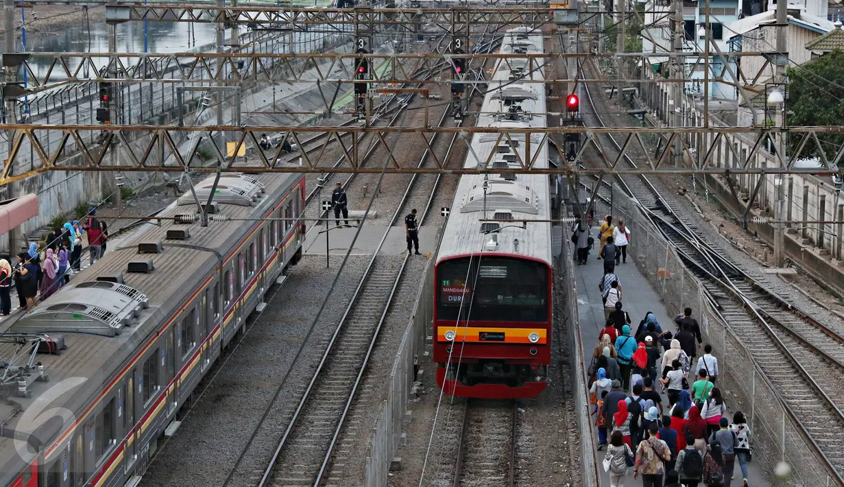 Sejumlah penumpang berjalan keluar dari KRL, Jakarta, Selasa (20/10/2015). PT KRL Commuter Jakarta akan menyesuaikan tarif KRL Jabodetabek sampai 50 % mulai November 2015. (Liputan6.com/Immanuel Anton)