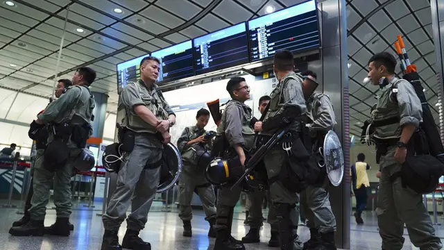 Polisi Hong Kong Jaga Ketat Stasiun MTR dan Bandara