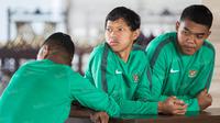 Para mantan pemain timnas Indonesia U-23, Adam Alis, Teguh Amiruddin dan Abduh Lestaluhu kembali berkumpul dan saling melepas kangen. (Bola.com/Vitalis Yogi Trisna)