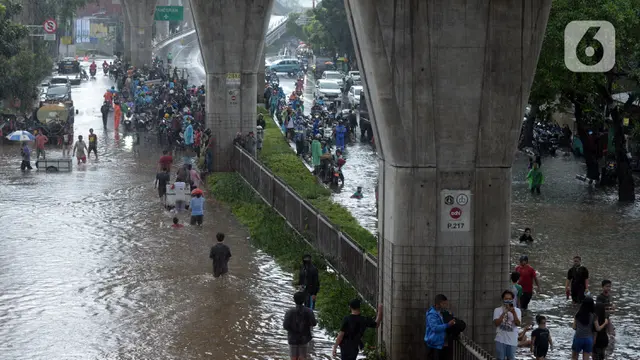 FOTO: Banjir Putus Akses Lalu Lintas di Jalan Kapten Tendean