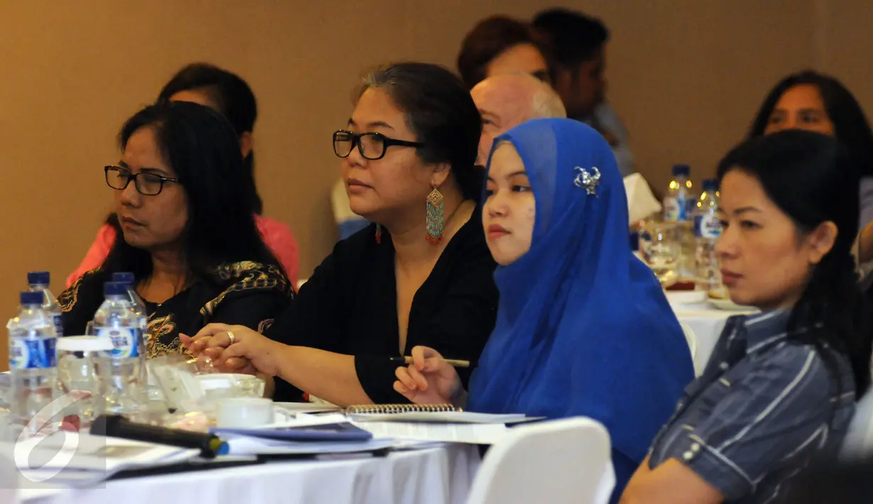 Beberapa peserta terlihat serius mengikuti Sosialisasi Peraturan Keimigrasian di kantor Imigrasi Jakarta Selatan, Kamis (15/10/2015). Sosialisasi membahas permasalahan keluarga perkawinan campuran. (Liputan6.com/Helmi Fithriansyah)