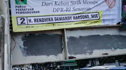 Kendaraan melintas di bawah Jembatan Penyeberangan Orang (JPO) yang dipasangi alat peraga kampanye (APK) di Mampang, Jakarta, Rabu (27/2). Meski sudah dilarang, namun masih ditemukan pemasangan APK di tempat terlarang. (Liputan6.com/Faizal Fanani)