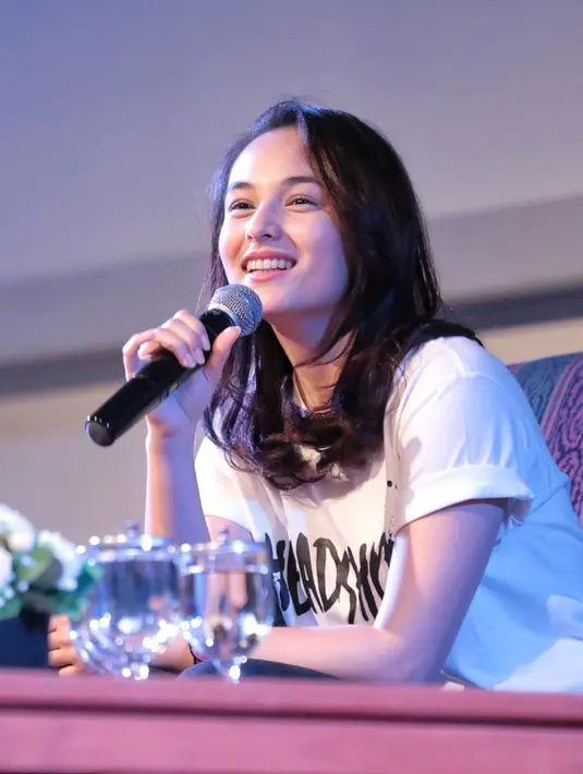 Dalam layar kaca, wajah cantiknya terakhir muncul dalam sitkom Tetangga Masa Gitu yang ditayangkan oleh salah satu televisi swasta. Tidak sedikit netizen mengaku sedih dengan berakhirnya sitkom tersebut belum lama ini. (Adrian Putra/Bintang.com)