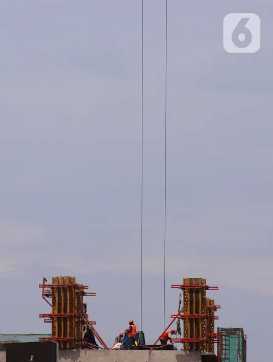 Pekerja menyelesaikan proyek bangunan bertingkat di Jakarta, Kamis (24/2/2022). Menteri Keuangan Sri Mulyani Indrawati akan mengucurkan anggaran Penanganan COVID-19 dan Pemulihan Ekonomi Nasional (PC-PEN) sebesar Rp 455,62 triliun di 2022. (Liputan6.com/Angga Yuniar)