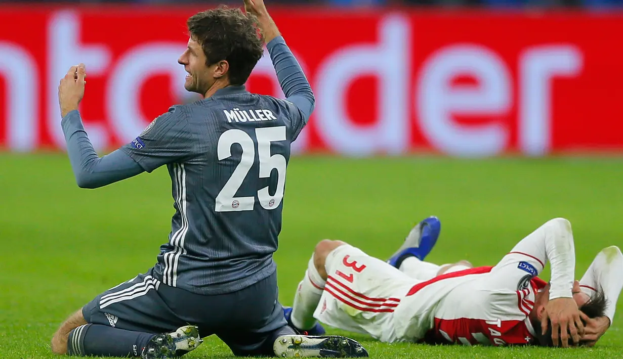 Ekspresi gelandang Bayern Munchen Thomas Mueller usai menendang kepala bek Ajax Amsterdam Nicolas Tagliafico dalam laga Grup E Liga Champions di Amsterdam, Belanda, Rabu (12/12). Mueller langsung mendapat kartu merah. (AP Photo/Peter Dejong)