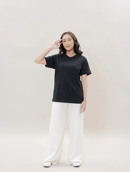 Kenakan kaos polos dengan warna netral seperti putih atau hitam, padukan dengan kemeja oversize atau atasan motif polkadot atau abstrak dengan warna terang. (dok. Koze Indonesia)