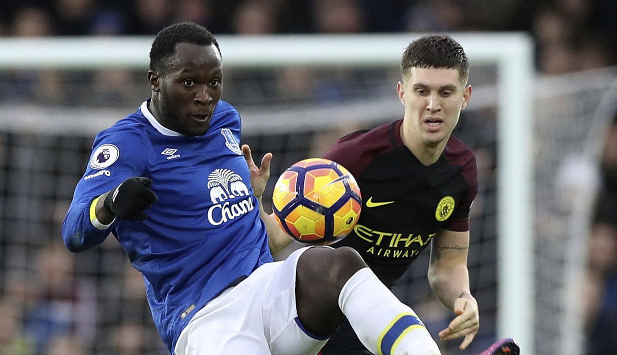 Penyerang Everton asal Belgia, Romelu Lukaku (kiri) mengoleksi gol yang sama dengan Defoe yaitu 12 gol hingga pekan ke-21 Premier League, peluang Lukaku cukup terbuka mengingat masih banyak laga yang diikutinya. (Peter Byrne/PA via AP)