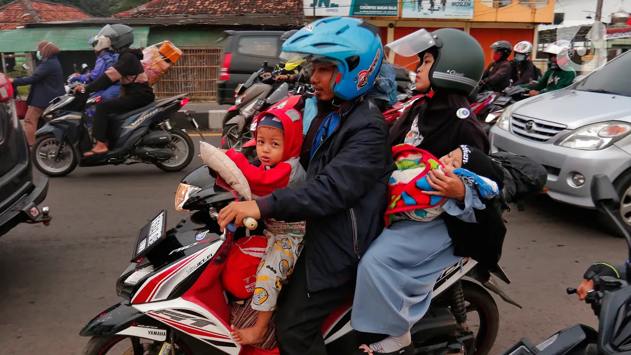 Wajah Lelah Anak-Anak Jalani Mudik Lebaran Idul Fitri Naik Sepeda Motor
