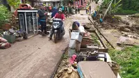 Sejumlah fasilitas umum termasuk jembatan di desa Cintamanik, Karangtengah, nampak rusak setelah musibah banjir bandang menerjang wilayah itu kemarin. (Liputan6.com/Jayadi Supriadin)