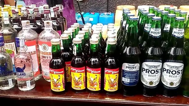 Ratusan botol miras dan ribuan liter miras oplosan disita Polres Banyumas. (Foto: Liputan6.com/Muhamad Ridlo)
