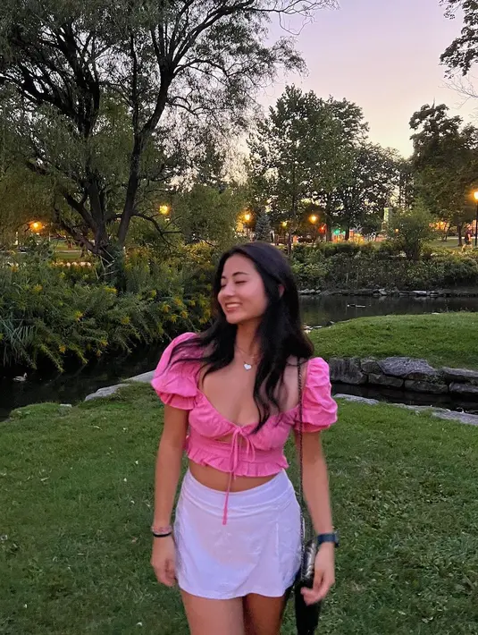 Sama cantiknya, Rachel punya beberapa kemiripan wajah dengan Yunjin. [Instagram.com/rachel.huh]