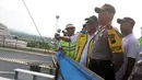Menteri PUPR Basuki Hadimuljono (tengah) dan Kapolda Jateng Irjen Pol Condro Kirono (kanan) usai uji coba Jembatan Kali Kuto di Batang, Jateng, Rabu (13/6). Jembatan Kali Kuto mampu menahan beban hingga 16 ton. (Liputan6.com/Arya Manggala)