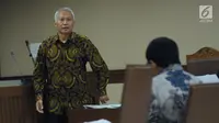 Terdakwa suap perizinan dan pengadaan proyek di lingkungan Ditjen Hubla TA 2016-2017 Antonius Tonny Budiono saat sidang di Pengadilan Tipikor, Jakarta, Rabu (28/3). Sidang mendengar keterangan Menhub, Budi Karya Sumadi. (Liputan6.com/Helmi Fithriansyah)