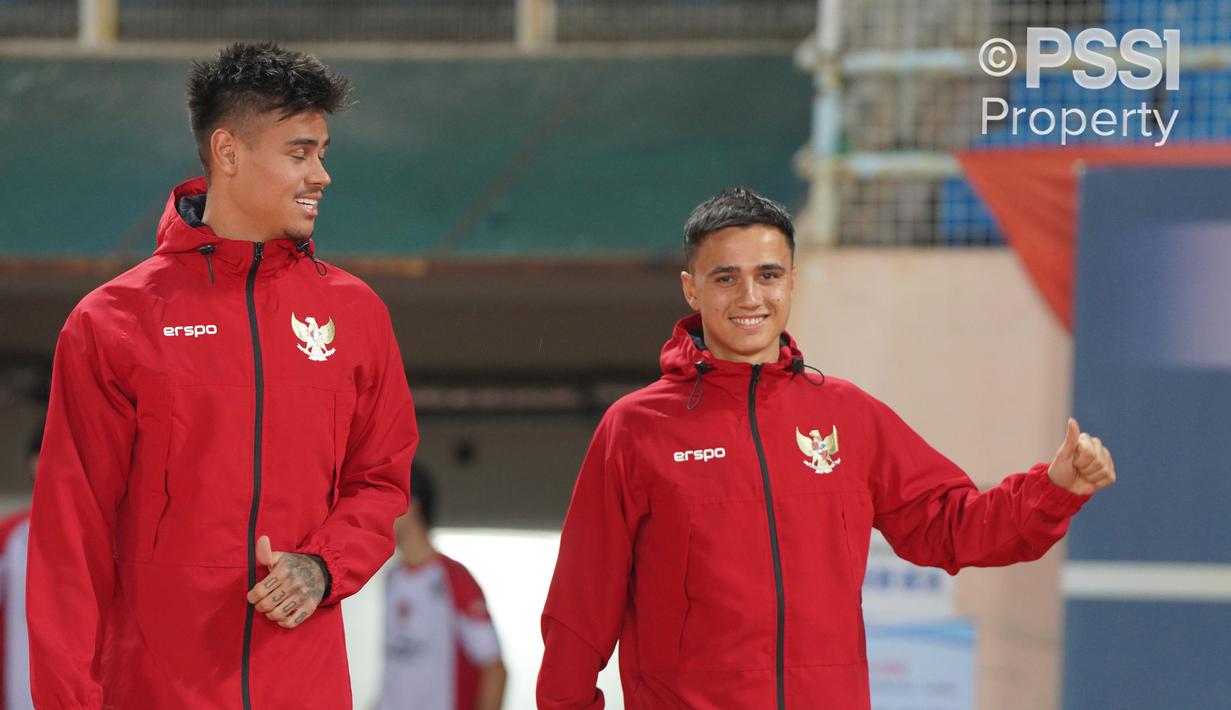 Pemain Timnas Indonesia, Mees Hilgers dan Eliano Reijnders saat mengikuti latihan menjelang laga Kualifikasi Piala Dunia 2026 melawan China yang berlangsung di Stadion Qingdao Tiantai, China pada Minggu (13/10/2024) malam waktu setempat. (Dok. PSSI)