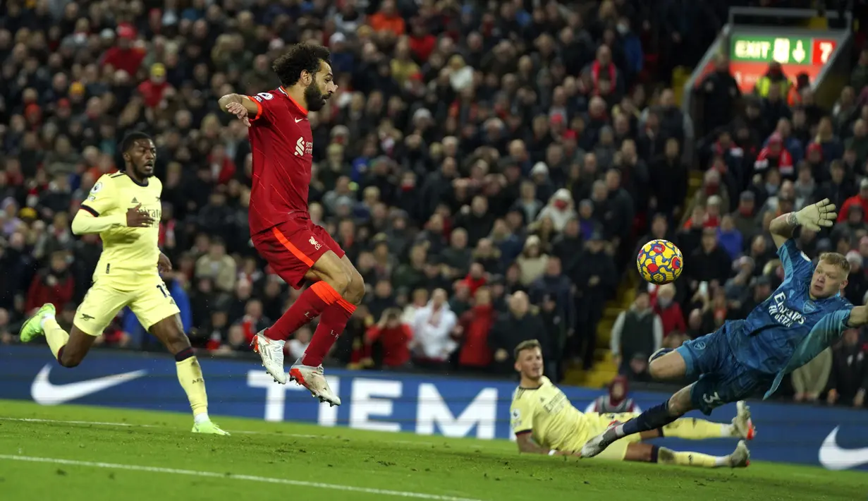 Pemain Liverpool Mohamed Salah mencetak gol ke gawang Arsenal pada pertandingan sepak bola Liga Inggris di Stadion Anfield, Liverpool, Inggris, 20 November 2021. Liverpool menang 4-0. (AP Photo/Jon Super)