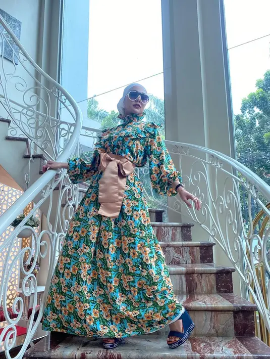 Maka tak heran jika istri dari Daniel RIgan ini sealu tampil stylish, hal ini dikarenakan ia mengenakan baju hasil desainnya sendiri sekaligus mempromosikan clothing line miliknya. (Liputan6.com/IG/bellashofie_rigan)