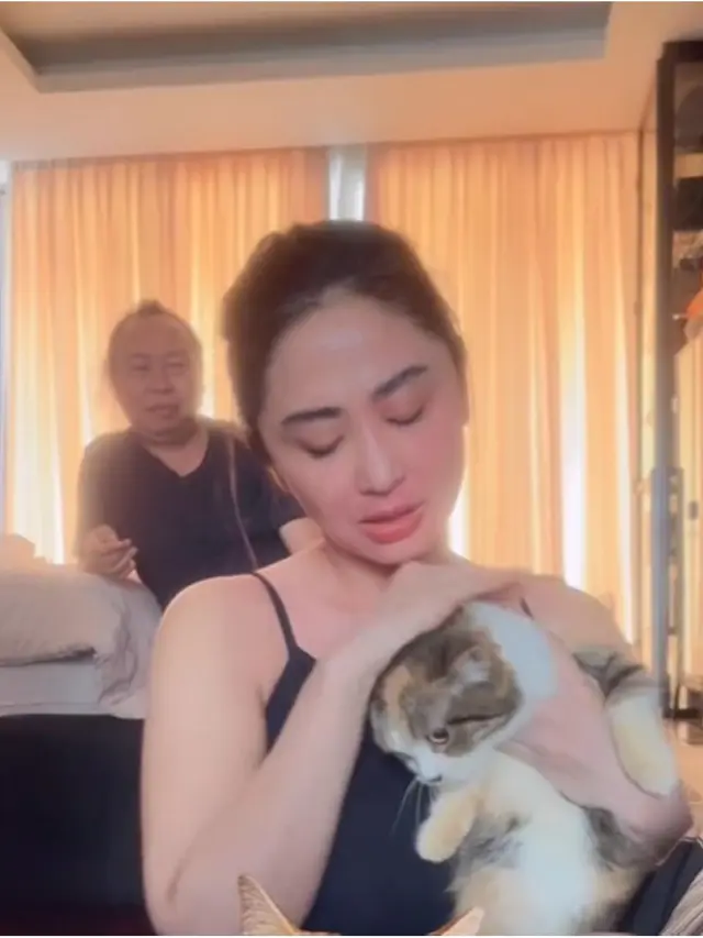 6 Potret Dewi Perssik Jaga Kucing Eko Patrio yang Selamat Pasca Penjarahan Rumah