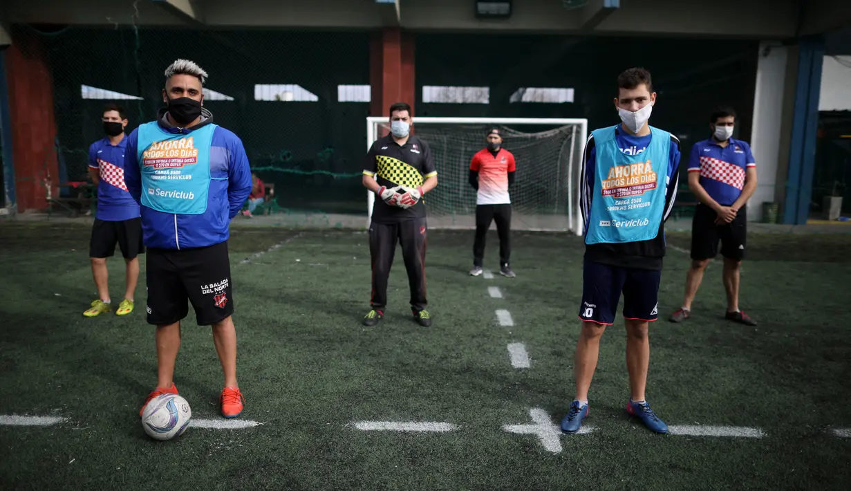 Pemain sepak bola amatir bersiap tanding di klub lokal, Play Futbol 5, di Pergamino, Argentina, 1 Juli 2020. Demi bisa bermain di tengah pandemi Covid-19, klub membagi lapangan menjadi 12 persegi panjang untuk menandai area terbatas tiap pemain guna menjaga kontak fisik. (AP/Natacha Pisarenko)