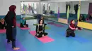 Wanita Palestina mengikuti sesi latihan yoga di pusat pelatihan yoga wanita pertama di kota Gaza, 28 Maret 2018. Mereka belajar yoga untuk membantu warga lain menghadapi stres dan trauma karena tinggal di kawasan dalam sengketa. (MOHAMMED ABED/AFP)