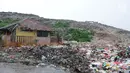 Tumpukan sampah di tempat pembuangan akhir (TPA) Burangkeng, Bekasi, Jawa Barat, Selasa (22/1). Ketinggian masing-masing zona yang terdapat di TPA Burangkeng antara 15-20 meter. (Liputan6.com/Herman Zakharia)