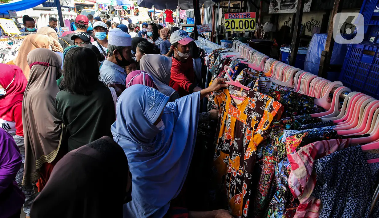Pengunjung memilih pakaian yang dijual di Pasar Tanah Abang, Jakarta Pusat, Minggu (2/5/2021). Pusat Grosir Pasar Tanah Abang ramai didatangi pengunjung yang berbelanja menjelang Lebaran dengan berdesak-desakan tanpa jaga jarak. (Liputan6.com/Johan Tallo)