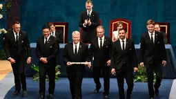 Tim rugbi nasional Selandia Baru, All Blacks berjalan usai menerima Princess of Asturias Award 2017 kategori olahraga dari Raja Spanyol di Campoamor Theatre di Oviedo, Spanyol (20/10). (AFP Photo/Miguel Riopa)