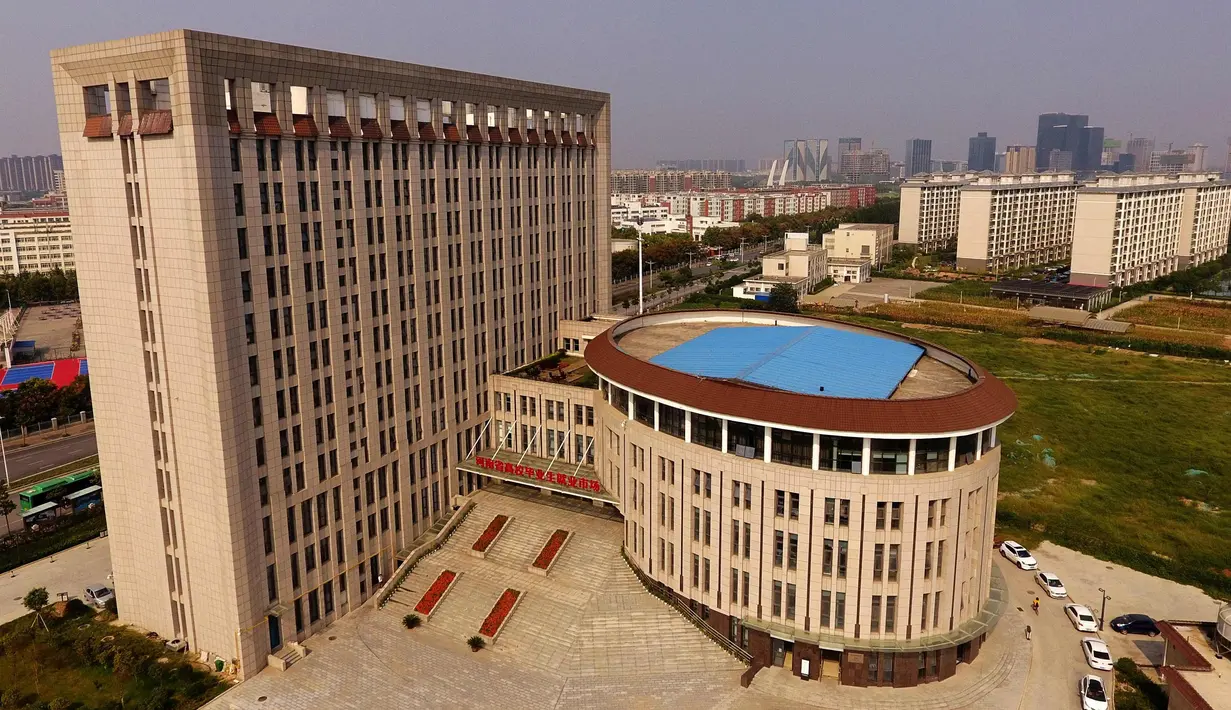 Sebuah gedung universitas yang menyerupai kloset duduk di Zhengzhou, Provinsi Henan, China, (21/9). Gedung universitas ini menjadi bahan candaan dan olok-olokan oleh warganet. (AFP Photo/Str/China Out)