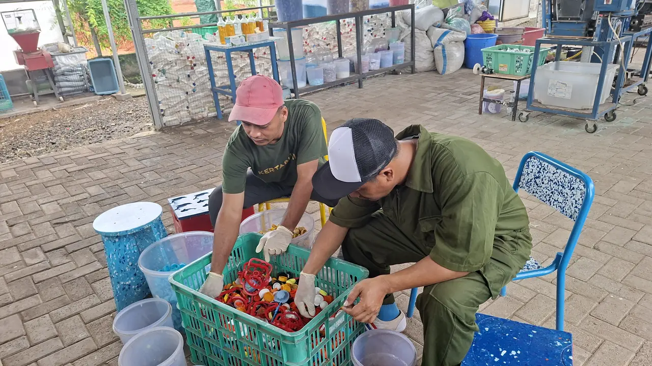 Di Kecamatan Pondok Aren, Kota Tangerang Selatan, ada bank sampah yang mengelola sampah non organik lebih dari 3 ribu warga sekitar, untuk dijadikan berbagai barang dengan nilai jual yang tinggi (Istimewa)