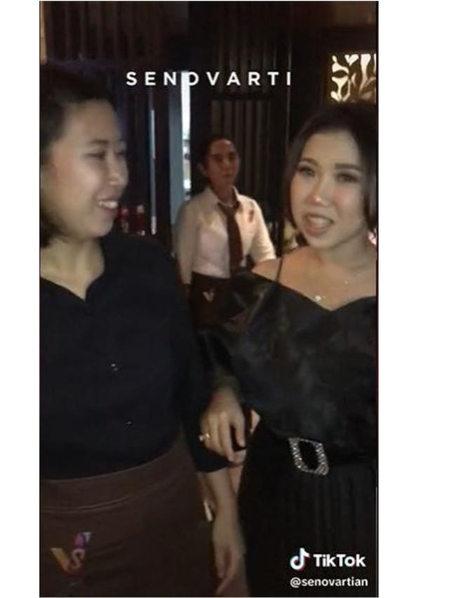 6 Momen Kiky Saputri Tak Sengaja Ketemu Wanita 'Kembarannya', Netizen: Mirip Banget