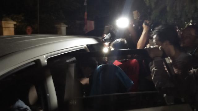 Polisi evakuasi anggota sekte Kerajaan Ubur-Ubur. (Liputan6.com/Yandhi Deslatama)