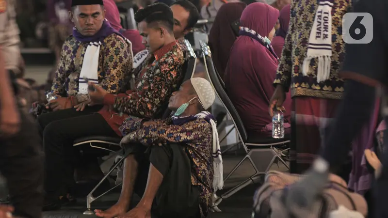 Calon Jemaah Telantar di Bandara Soetta