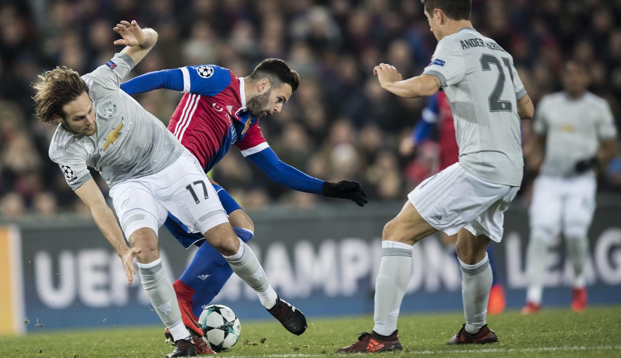 Aksi pemain Basel, Renato Steffen (tengah) melewati adangan dua pemain Manchester United pada laga grup A Liga Champions di St. Jakob-Park stadium, Basel, Swiss, (22/11/2017). MU kalah 0-1 dari Basel. (Ennio Leanza/Keystone via AP)
