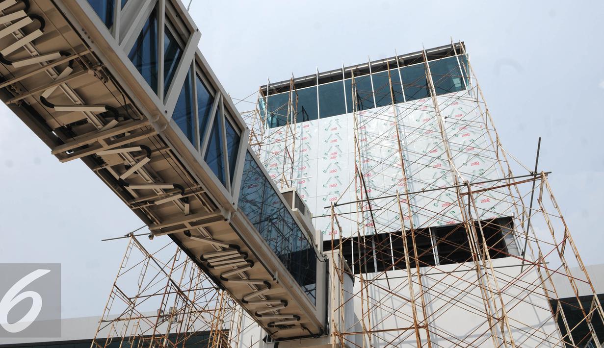 Pembangunan Tower Air Traffic Controller (ATC)‎ di Terminal 3 Ultimate, Tangerang, Rabu (13/7). Angkasa Pura II terus kebut pembangunan ATC dengan target penyelesaian tower 1 minggu mendatang. (Liputan6.com/Helmi Afandi)