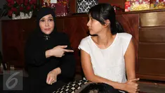 Maia Estianty (kanan) dan Mey Chan saat jumpa pers soal Duo Maia di kediaman Maia Estianty di kawasan Pejaten, Jakarta, Jumat (27/01). Maia dan Mey Chan sepakat untuk berhenti berkarya di bawah nama Duo Maia. (Liputan6.com/Herman Zakharia)